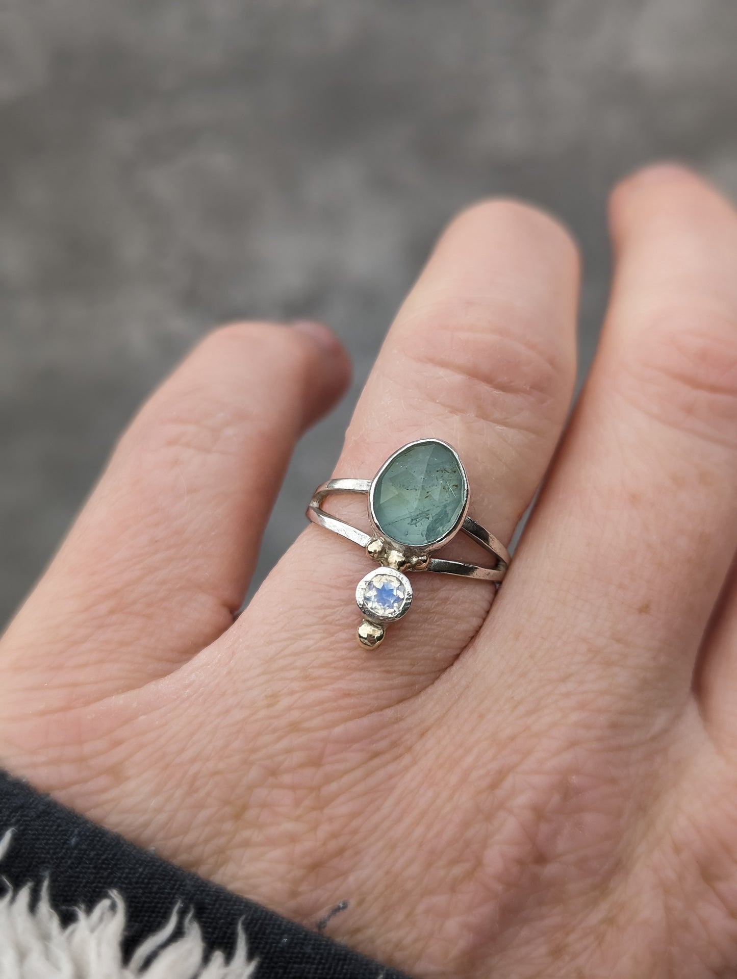 Aquamarine and faceted Moonstone ring with 9ct gold