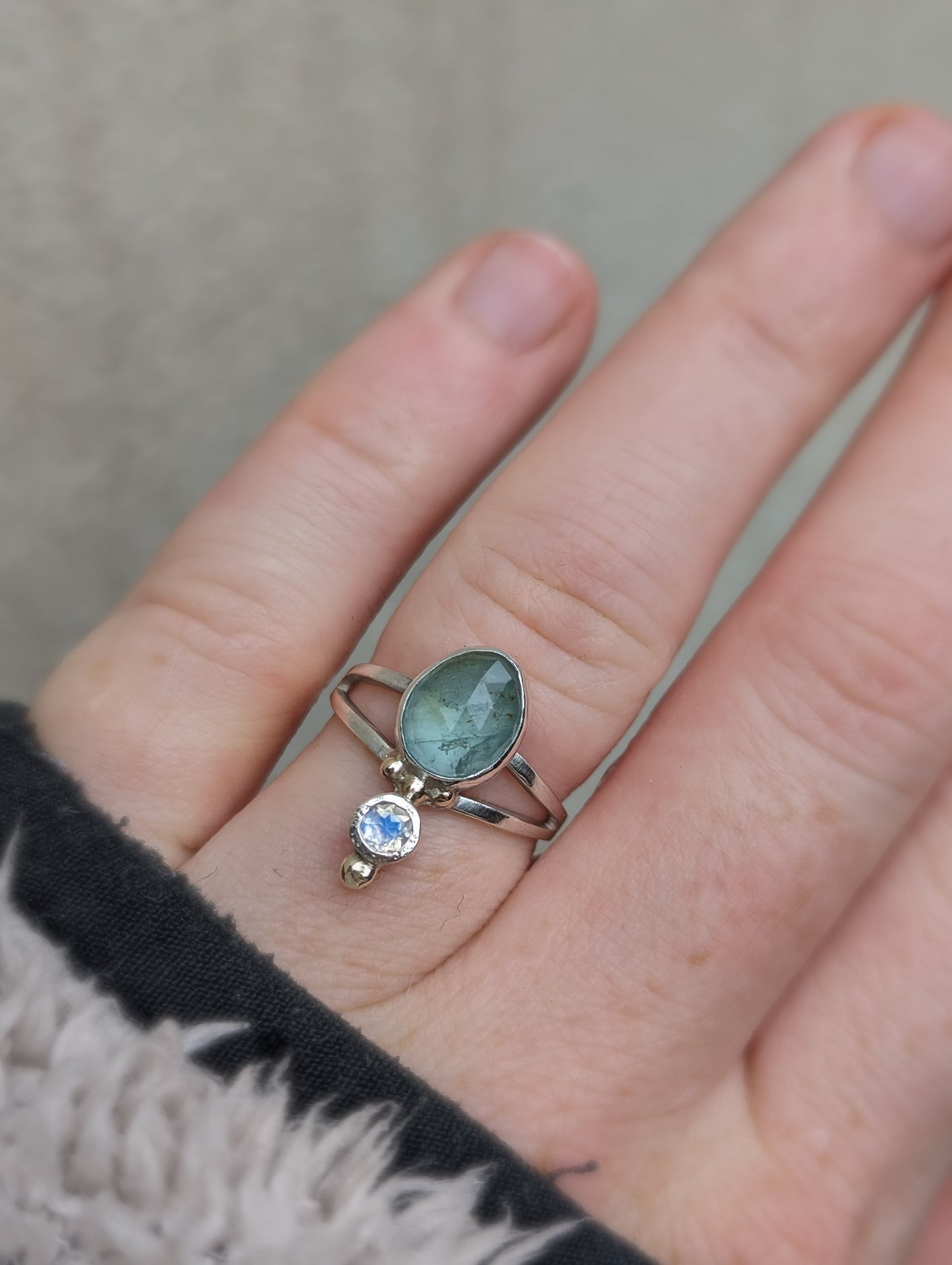Aquamarine and faceted Moonstone ring with 9ct gold